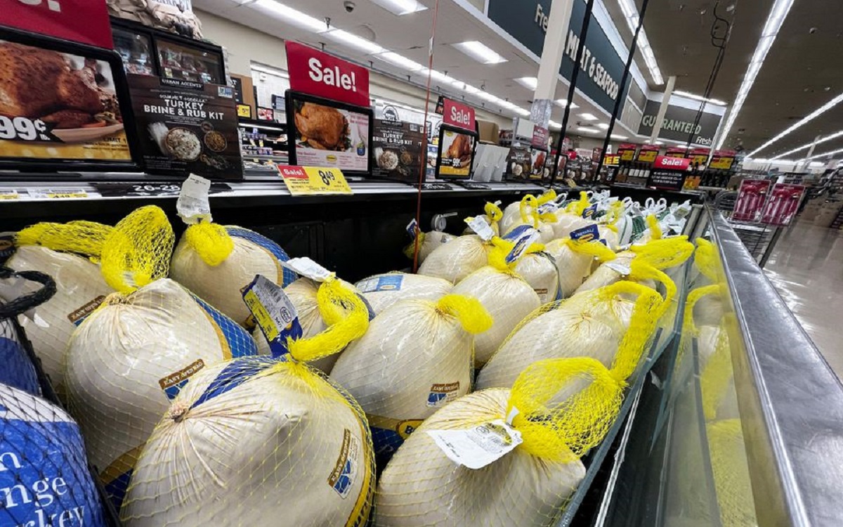 Pavos en una tienda de comestibles antes del Día de Acción de Gracias (Thanksgiving) en EU. | Reuters