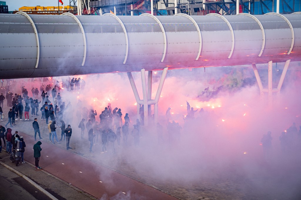 Las protestas en el mundo contra el confinamiento y la vacunación obligatoria se han multiplicado en el mundo. (AFP)