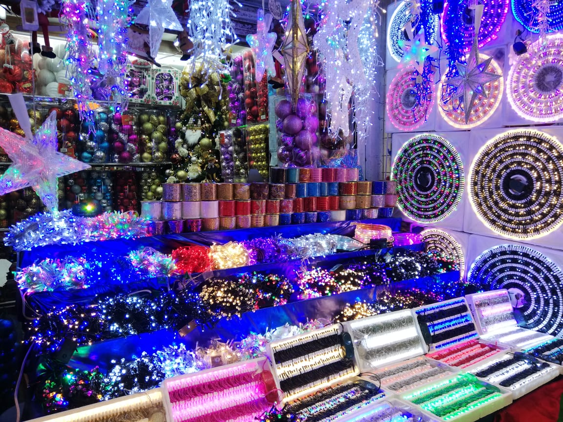 El aumento en el costo de los artículos navideños para los comerciantes fue de entre el 30 y 40 por ciento (Elizabeth Hernández)