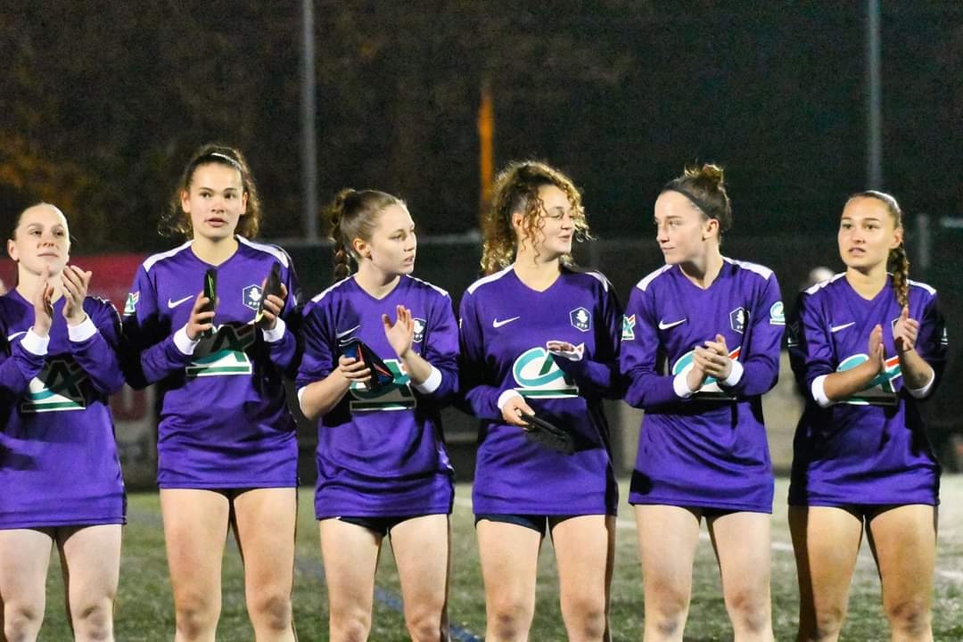 Equipo femenil protesta y sale a jugar solo con playera (Twitter @cpbBREQfoot)