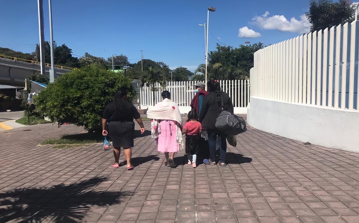 Familias indígenas afuera del hospital general de Chilpancingo esperan ser atendidas.|  Lourdes Chávez