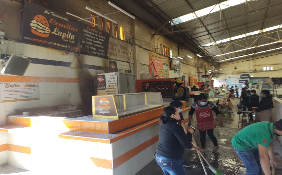 Se incendia un puesto de cemitas dentro de un mercado en Puebla | Jesús Zavala