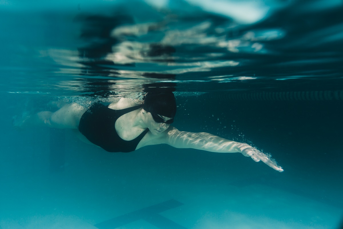 La natación en épocas de frío ayudan a mejorar el sistema cardiovascular y respiratorio. (freepik.es)