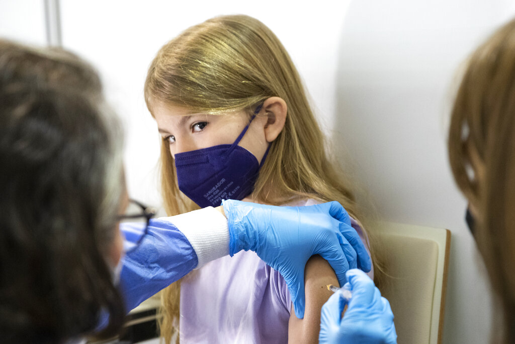 La vacuna de Pfizer es de las pocas que pueden ser administradas a jóvenes y niños. (AP)