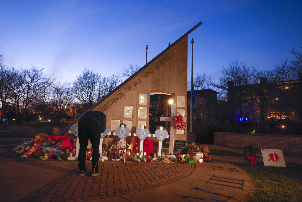 Aumentó el número de víctimas por el atropello en un desfile navideño en Wisconsin. (AP)