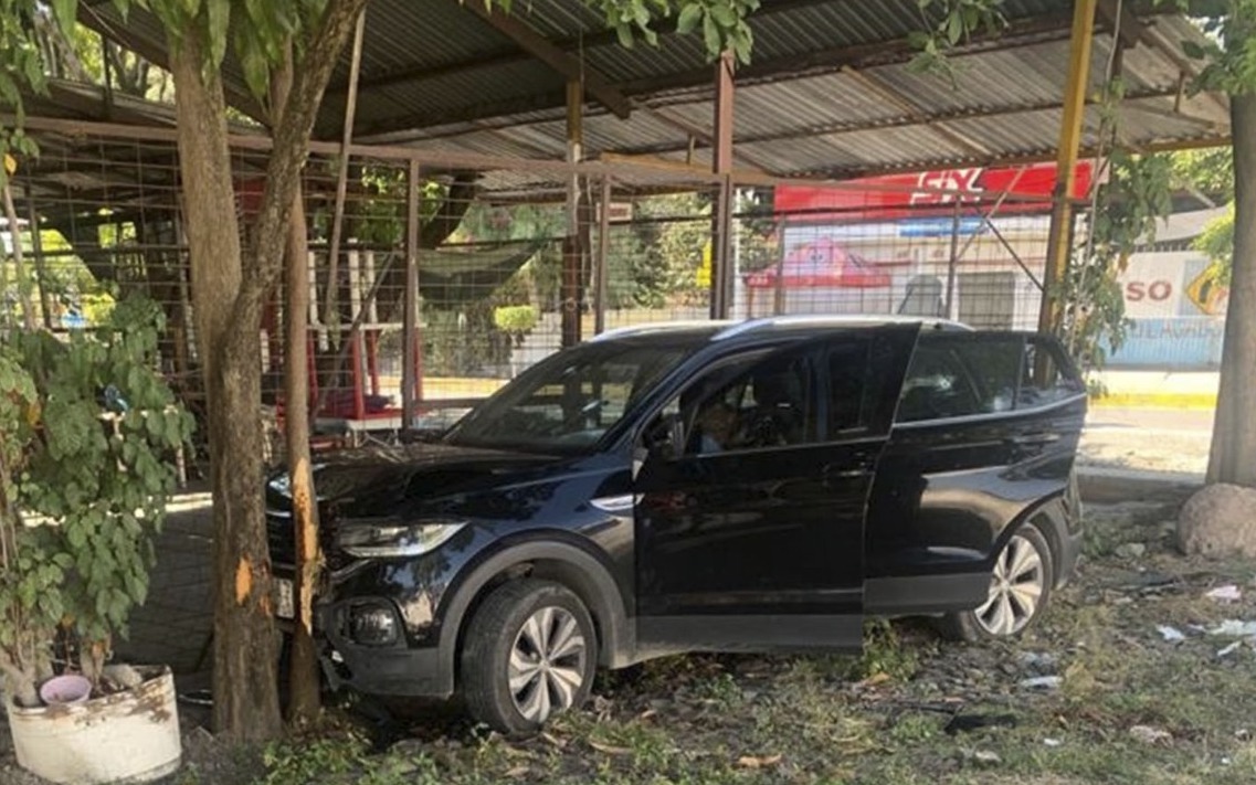 Camioneta de agentes en policía. (Especial)