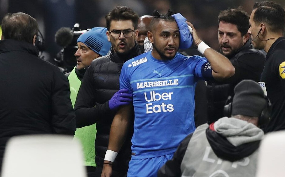 Dimitri Payet, tras recibir botellazo en la cabeza (Reuters)