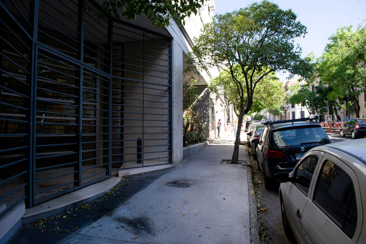 Encapuchados atacaron la sede administrativa de Clarín, en el sur de Buenos Aires. (Clarín)