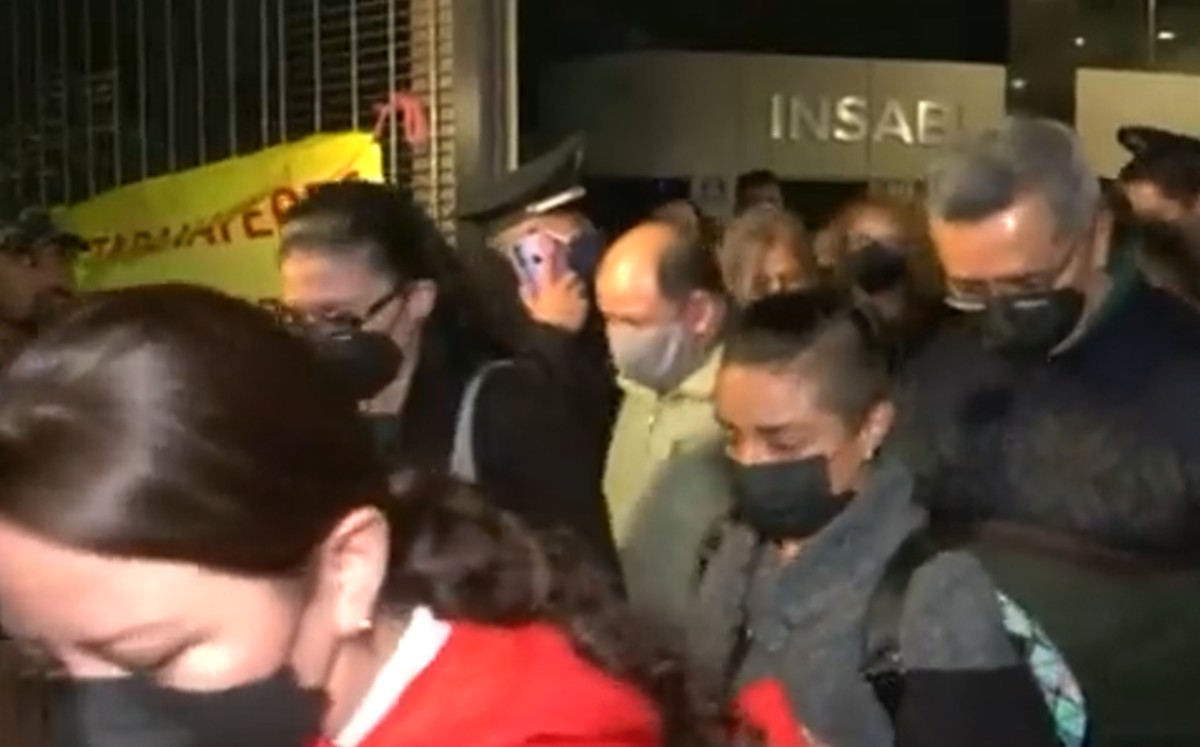 La manifestación comenzó a las 13:00 horas y retuvo a 350 trabajadores dentro del Insabi (Milenio Televisión)