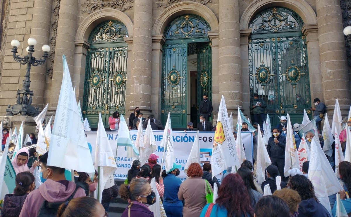 Los manifestantes se reunieron en las escalinatas del Congreso local. | Carlos Tejeda