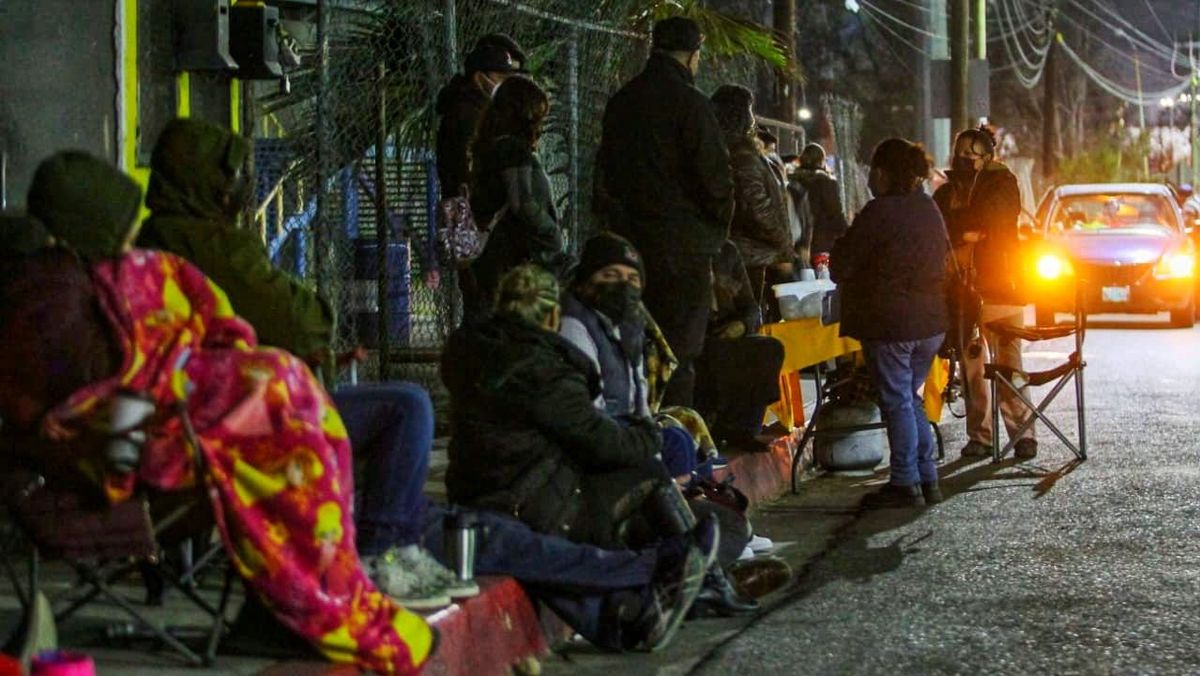Las personas se formaron de madrugada ante el inicio de vacunación para menores en Tijuana. (Especial)