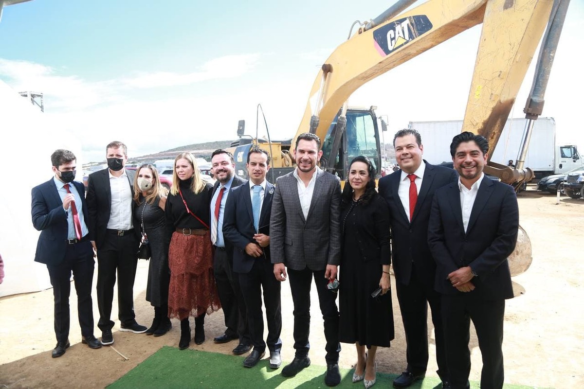 El presidente municipal de Mineral de la Reforma Israel Félix encabezó la colocación de la primera piedra de este complejo inmobiliario (Cortesía)