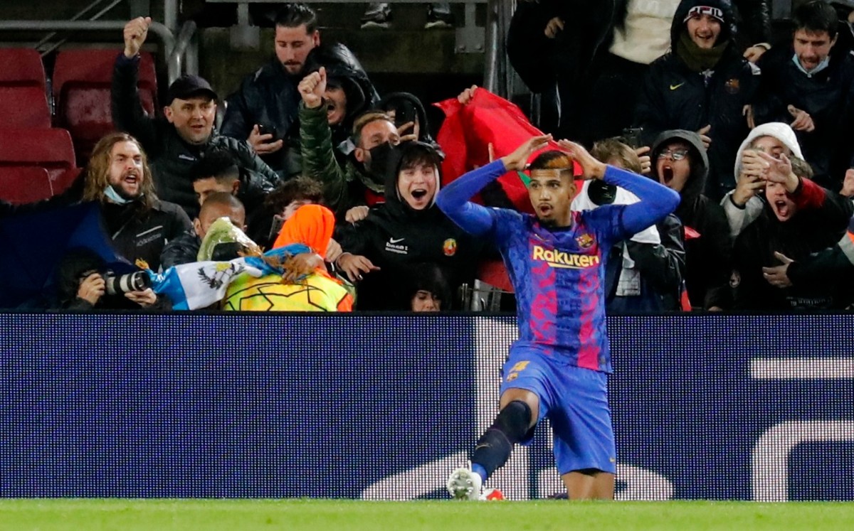 Ronald Araujo reclamando un gol anulado en Champions (Reuters)