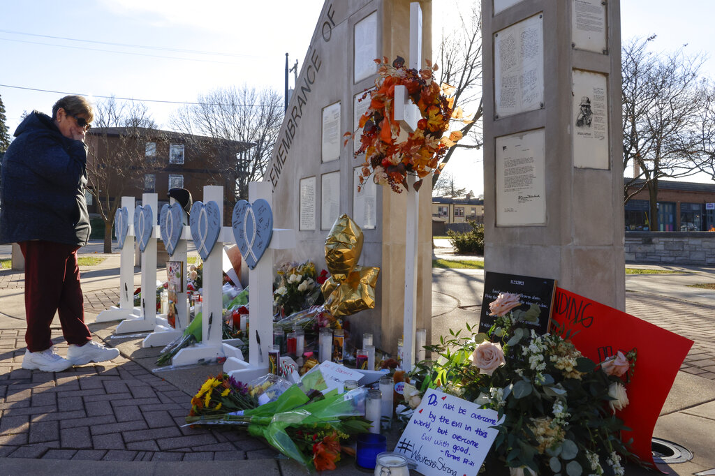 Suman 6 muertos y más de 60 heridos por el atropello a varias personas en el desfile de Navidad en Wisconsin. (AP)