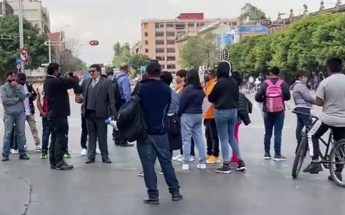 Los trabajadores bloquearon Reforma e Hidalgo, para denunciar falta de pago. | César Velázquez