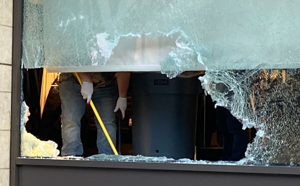 Ventanas dañadas tras el saqueo a tienda de lujo en Los Ángeles. | Especial
