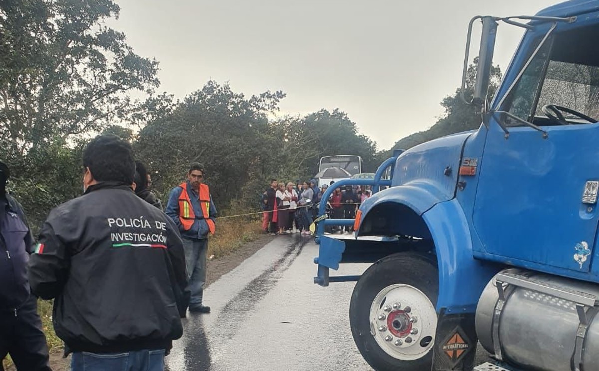 El conductor de la unidad pesada huyó. (Especial)