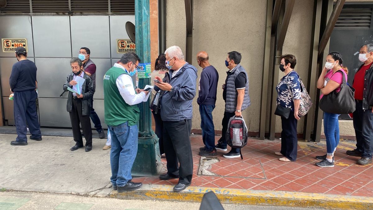 Fila para el cobro de apoyos en Banco del Bienestar. | Ramón Ramírez