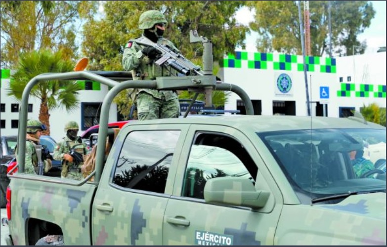 Imágenes de uno de los puentes donde localizaron cuerpos colgados ayer y del operativo del Ejército. (Javier Ríos)