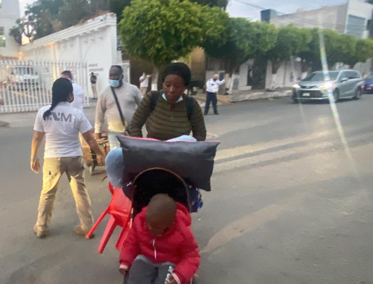 Los migrantes serán trasladados en autobús. (Estrella Álvarez)