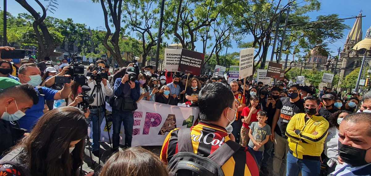 Nueva manifestación de UdeG, a las afueras del Congreso. (Roberto Hurtado)