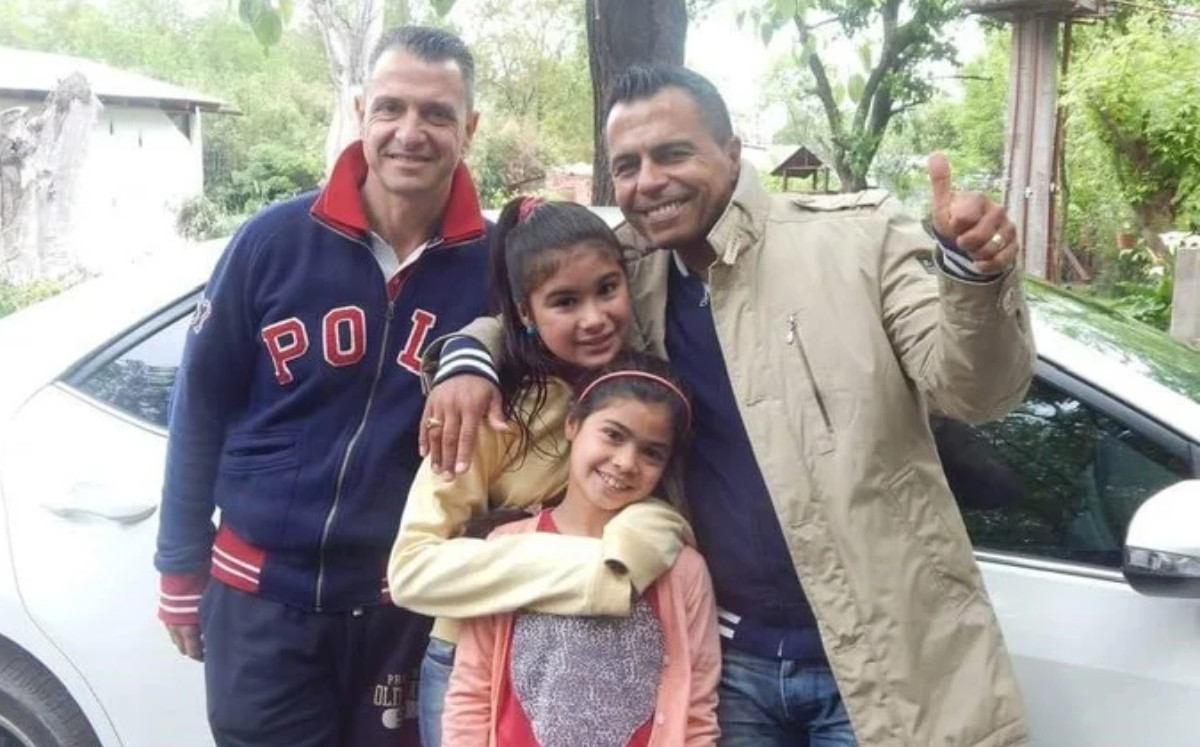 Matrimonio gay adopta a dos hermanas para no separarlas. (Especial)
