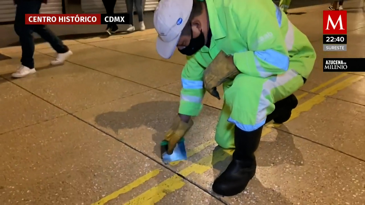 ¿Eres de los que tiran el chicle en la calle? Ellos son los encargados de despegarlos del piso