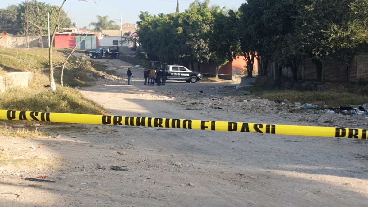 Autoridades acudieron al lugar del hallazgo de una mujer muerta en Tlaquepaque (Juan Carlos Munguía)