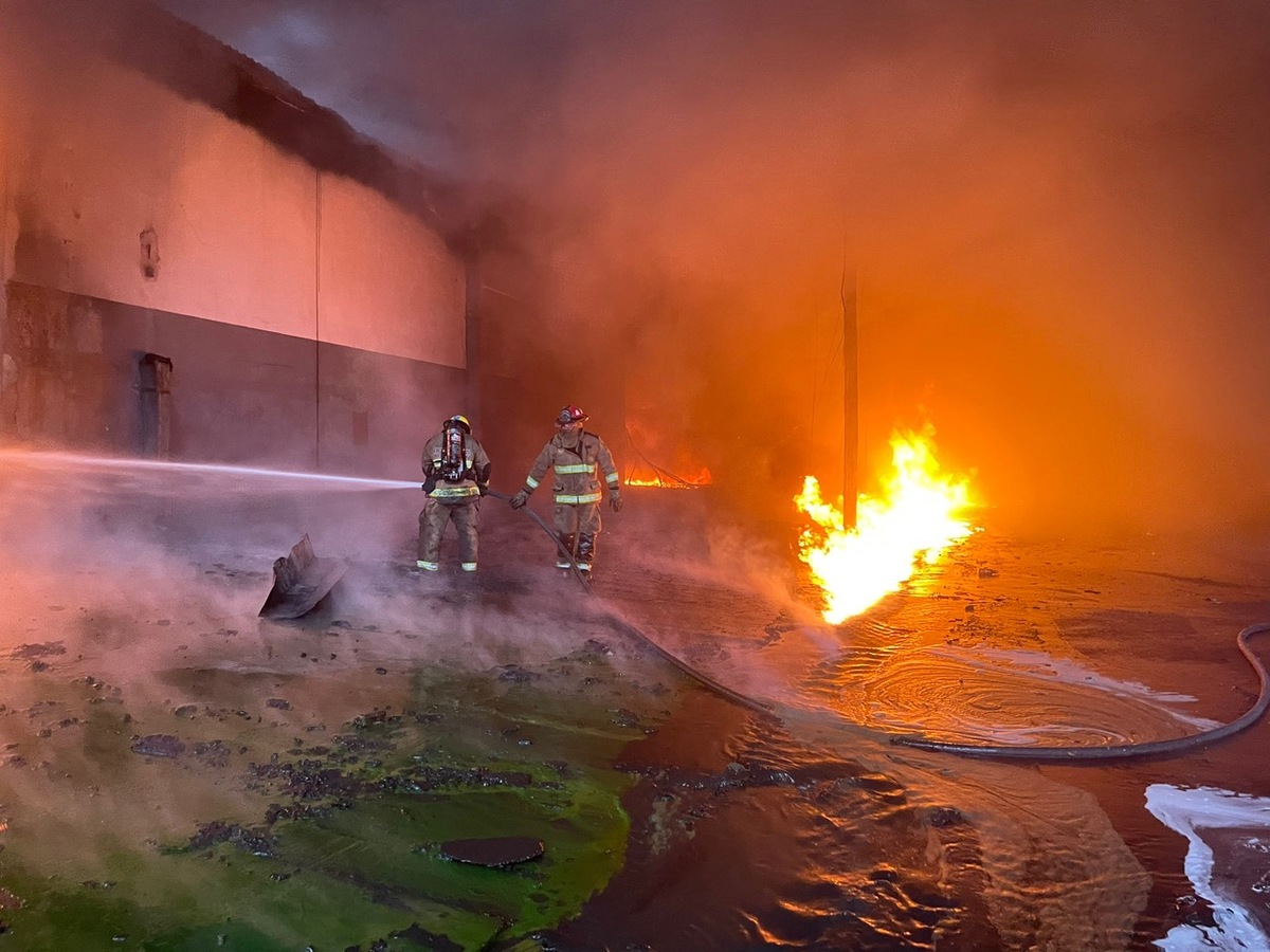 Bomberos de Nuevo León acudieron a combatir el incendio. Foto: Bomberos Nuevo León