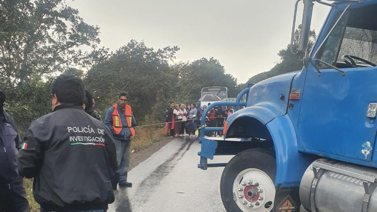 Choque entre combi y camión de carga deja 6 muertos