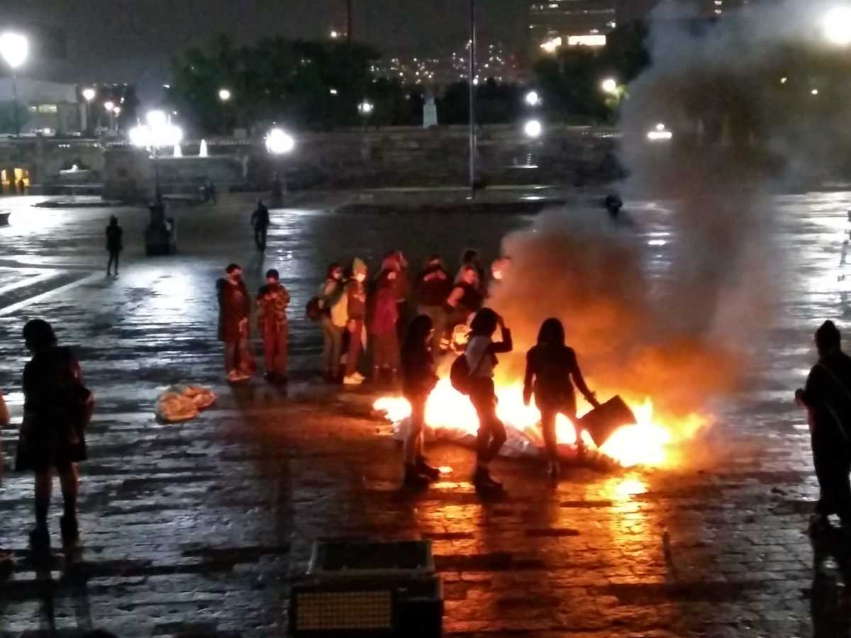 Colectivo feminista incendia lonas en Palacio de Gobierno tras marcha. Foto: Raúl Palacios.