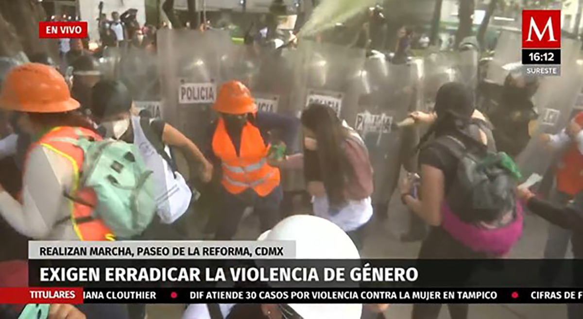 Comienzan a dispersar a las manifestantes con polvo de extintores