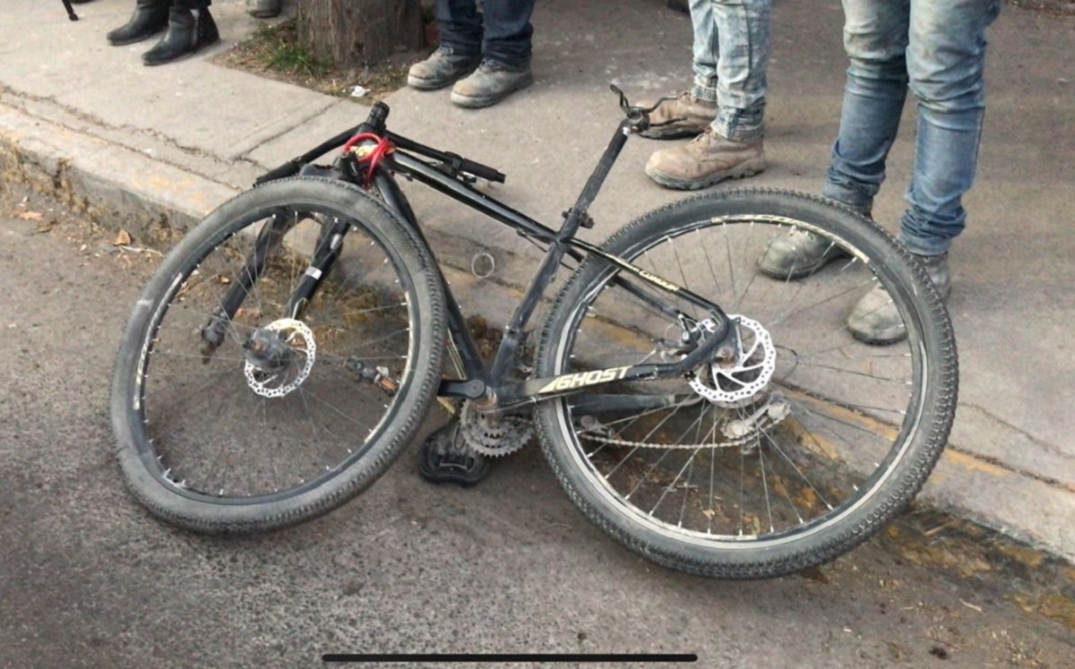 Heladio Castillo circulaba en su bicicleta con destino a su lugar de trabajo. | Foto: Lauro Galicia.