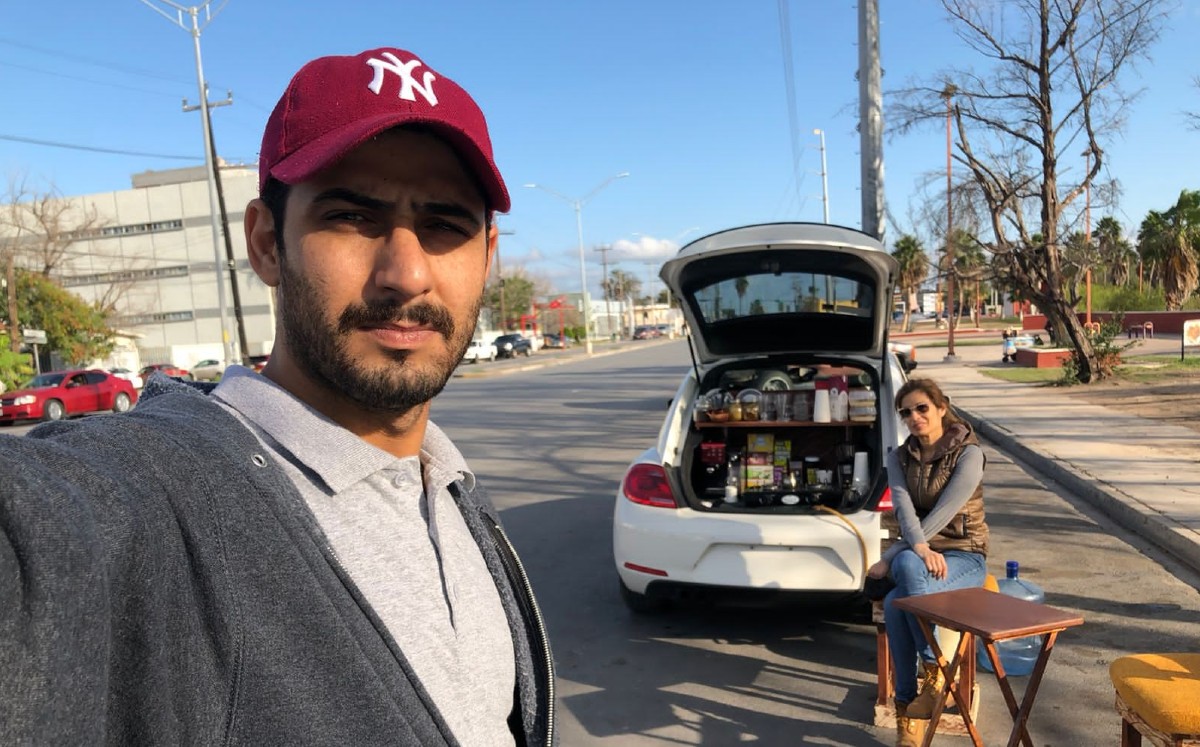 Omar Alzubi, chef que adaptó la cajuela de automóvil para vender café árabe en Matamoros. (El árabe café)
