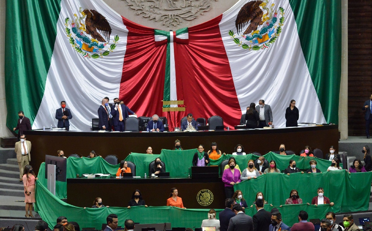 Los senadores guardaron un minuto de silencio por las víctimas de feminicidio en México. | Cuartoscuro