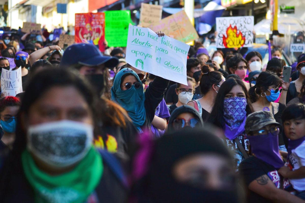 En Xalapa, mujeres marcharon para conmemorar el "Día Internacional de la Eliminación de la Violencia contra la Mujer". (Cuartoscuro)