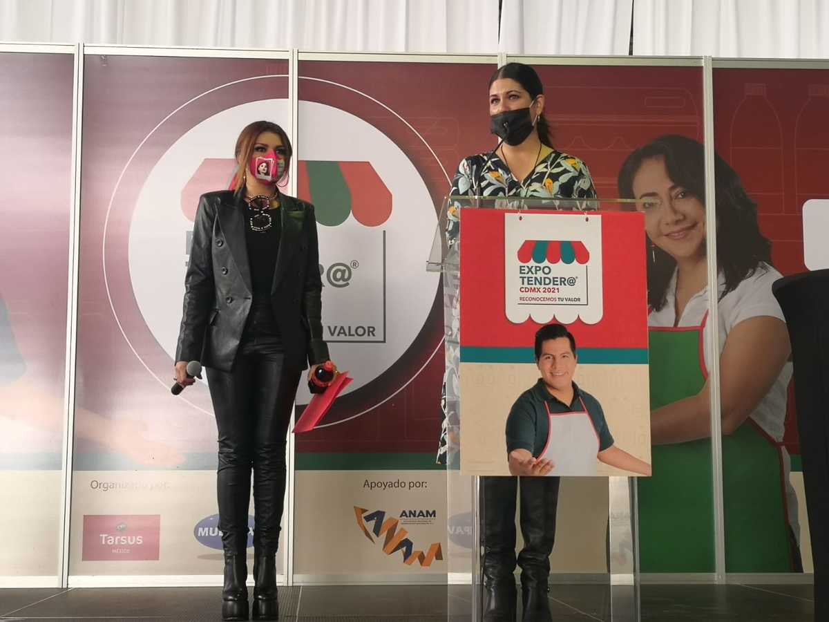 La actriz y la titular de Fundación Coca-Cola (Adriana Jiménez).