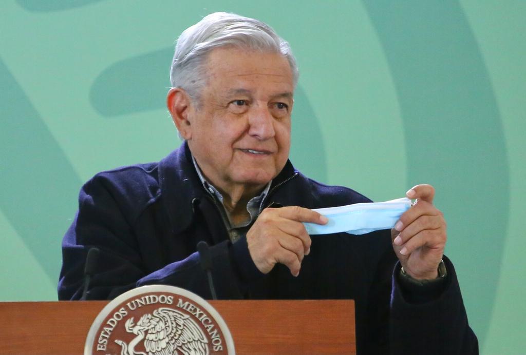 AMLO instó a utilizar el cubrebocas en caso de que el Zócalo capitalino se llene durante su mensaje. (Ariel Ojeda)