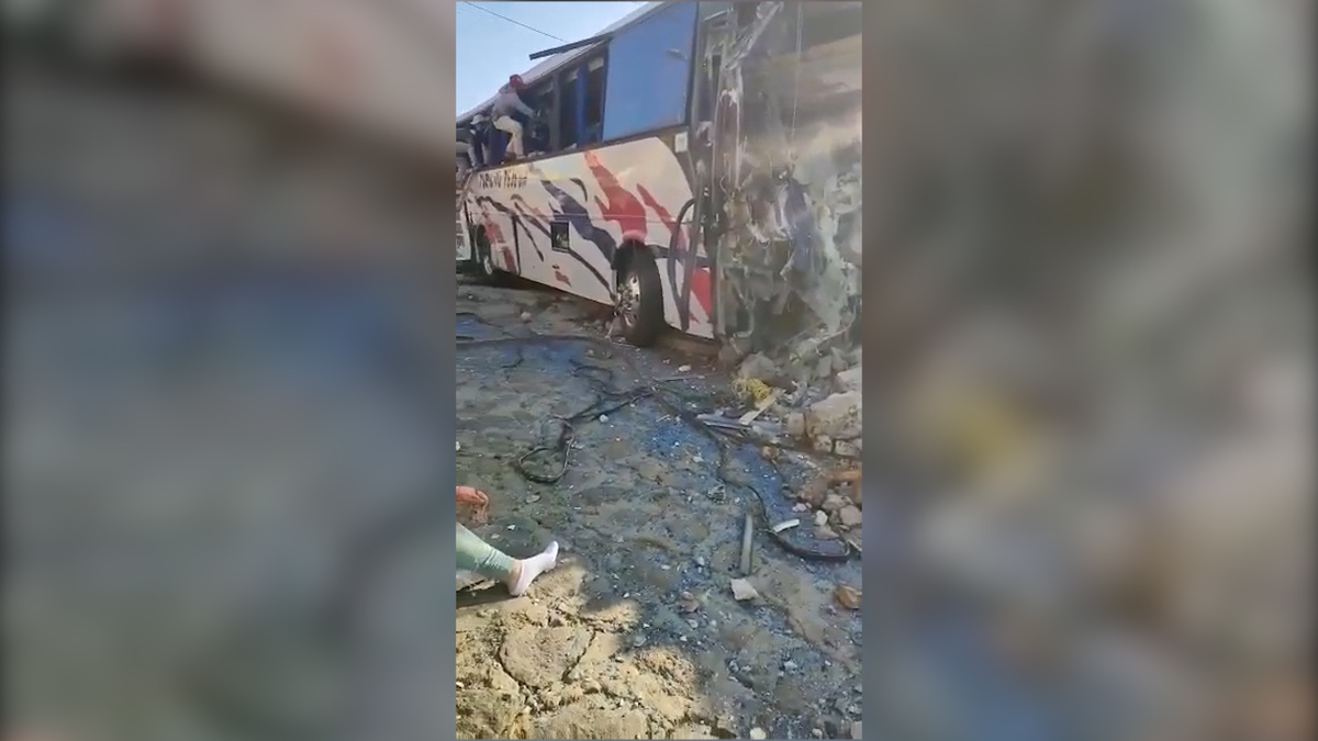 Autobús impacta contra vivienda en Joquicingo, Edomex