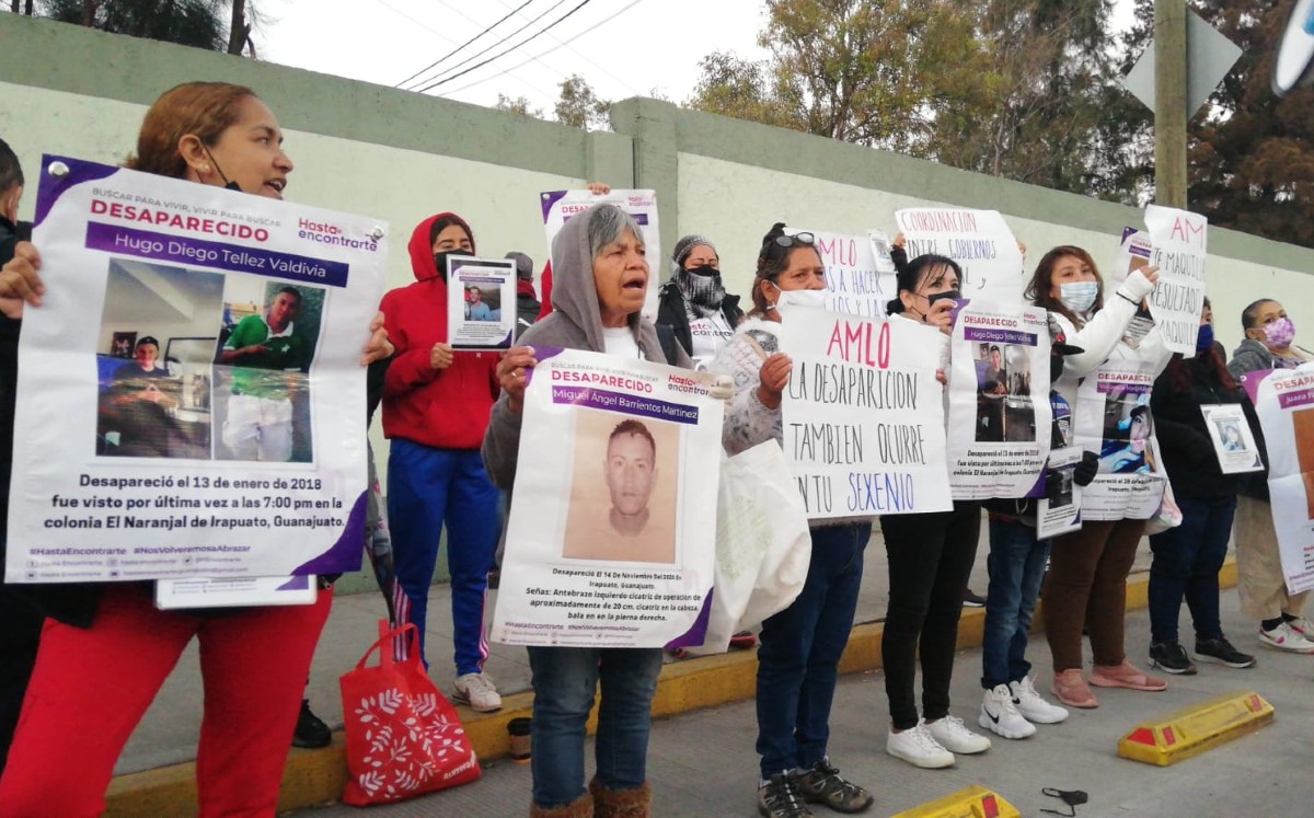 Colectivos de búsqueda de personas desaparecidas en Guanajuato se manifestaron a las afueras de la conferencia mañanera que se realizó en Irapuato. | 