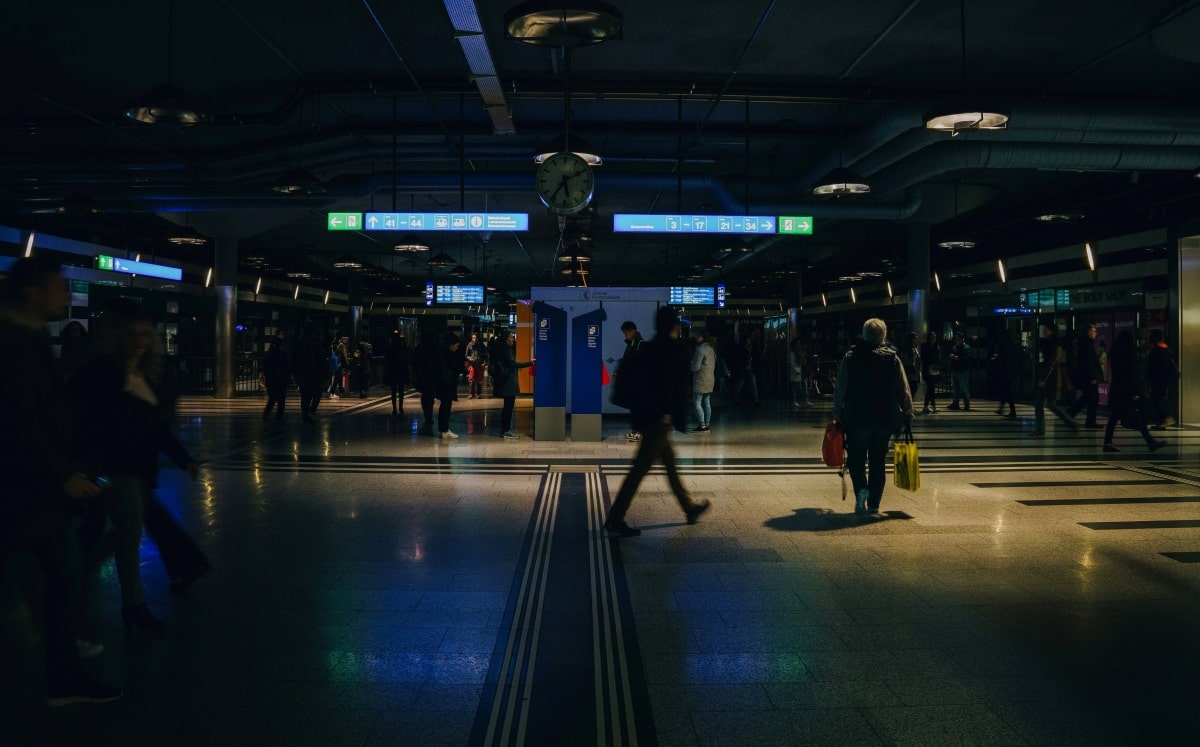 Los fuertes vientos derribaron algunas líneas eléctricas al sur de California. (Foto/Unsplash)