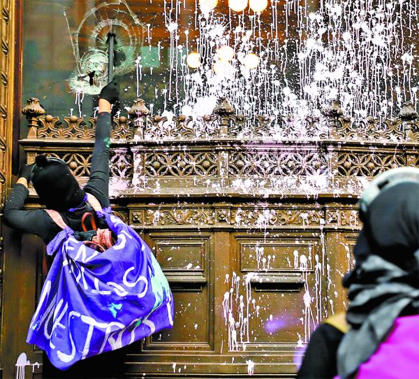 Algunas inconformes dañaron monumentos con martillos y pintura. Naomi Antonio