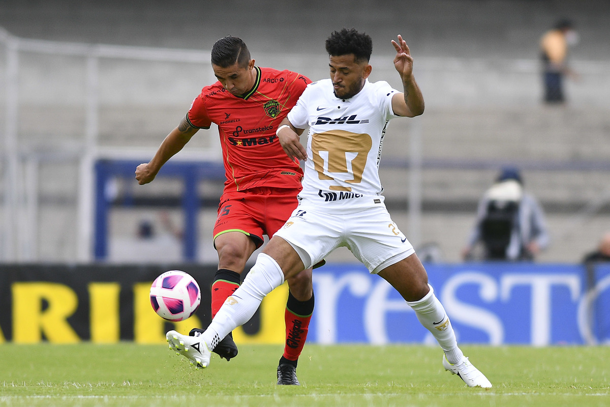 José Rogério de Oliveira, jugador de Pumas, disputando el balón (Imago7)