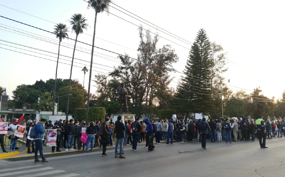 Manifestantes se congregaron a las afueras de la doceava zona militar de Irapuato. | Dany Béjar.