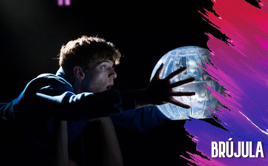 La obra está basada en el best seller de Mark Haddon y es protagonizada por Luke Treadaway (Foto: Cortesía NT Live Manuel Harlan)