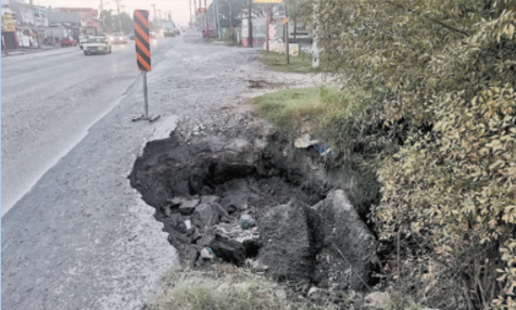 Pone socavón en peligro a conductores
