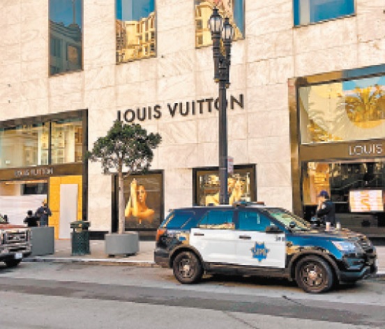 En San Francisco, Vuitton fue asaltada por 40 personas. (AP)