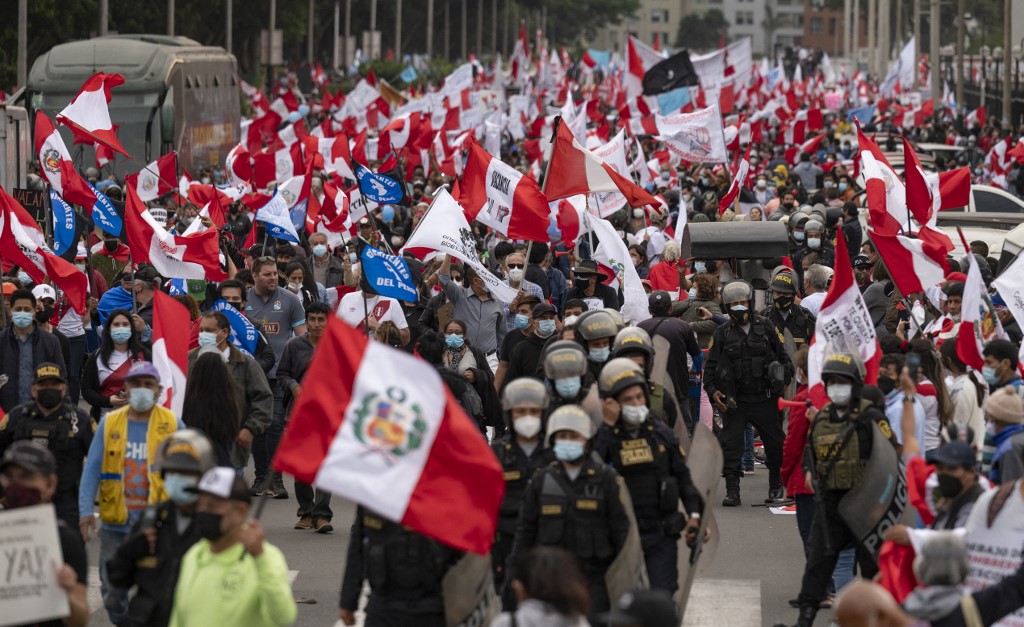 Decenas de personas marcharon para exigir la destitución de Pedro Castillo como presidente de Perú. (AFP)