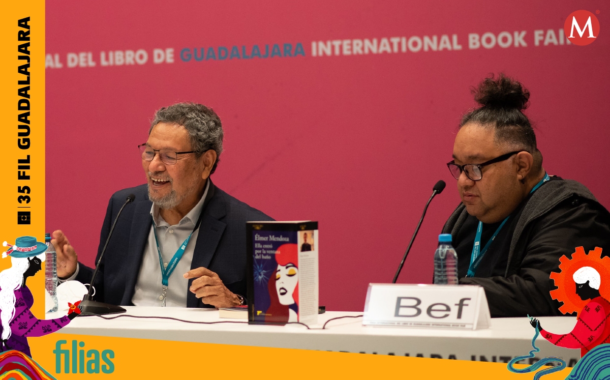 Élmer Mendoza y Bef durante la presentación de 'Ella entró por la ventana del baño' (Melinda Llamas | FIL Guadalajara)