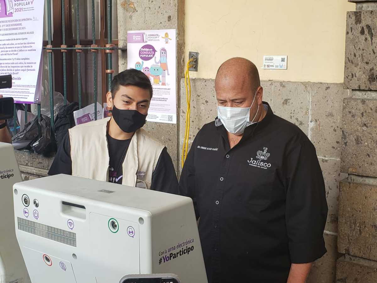 Enrique Alfaro acudió a votar en la Consulta Popular sobre el  Pacto Fiscal (Diana Barajas)